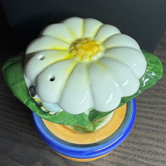 White Flower Daisy Salt and Pepper Shakers Easter Spring Dining Table - Picture 2 of 5